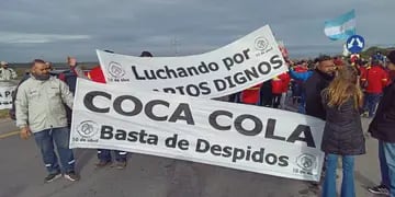Elecciones 2023: Luciana Echevarría, candiadata a legisladora provincial por el Fitu, con trabajadores de Coca Cola
