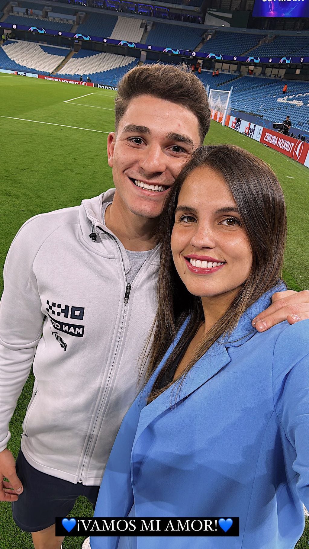 Emiila Ferrero y su goleador, Julián Álvarez.