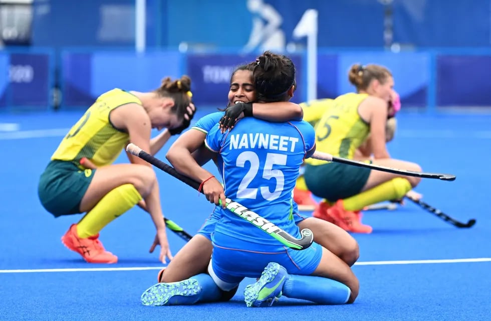Jugadoras de India celebran el pasaje a semifinales del hockey femenino de Tokio 2020 tras vencer a Australia por 1-0.