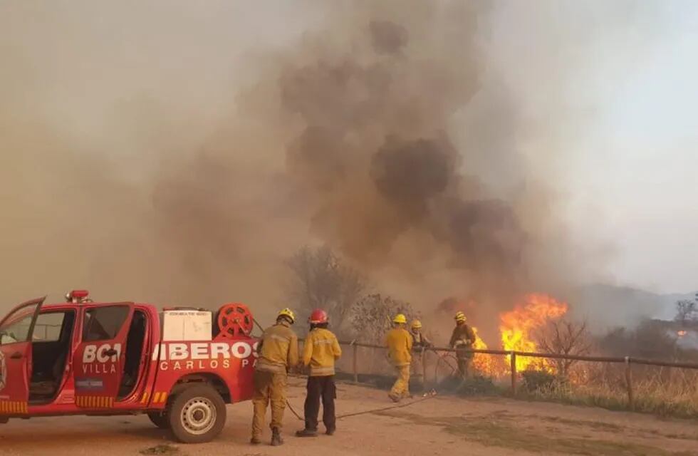 Los bomberos, otra vez en dura batalla contra las llamas.