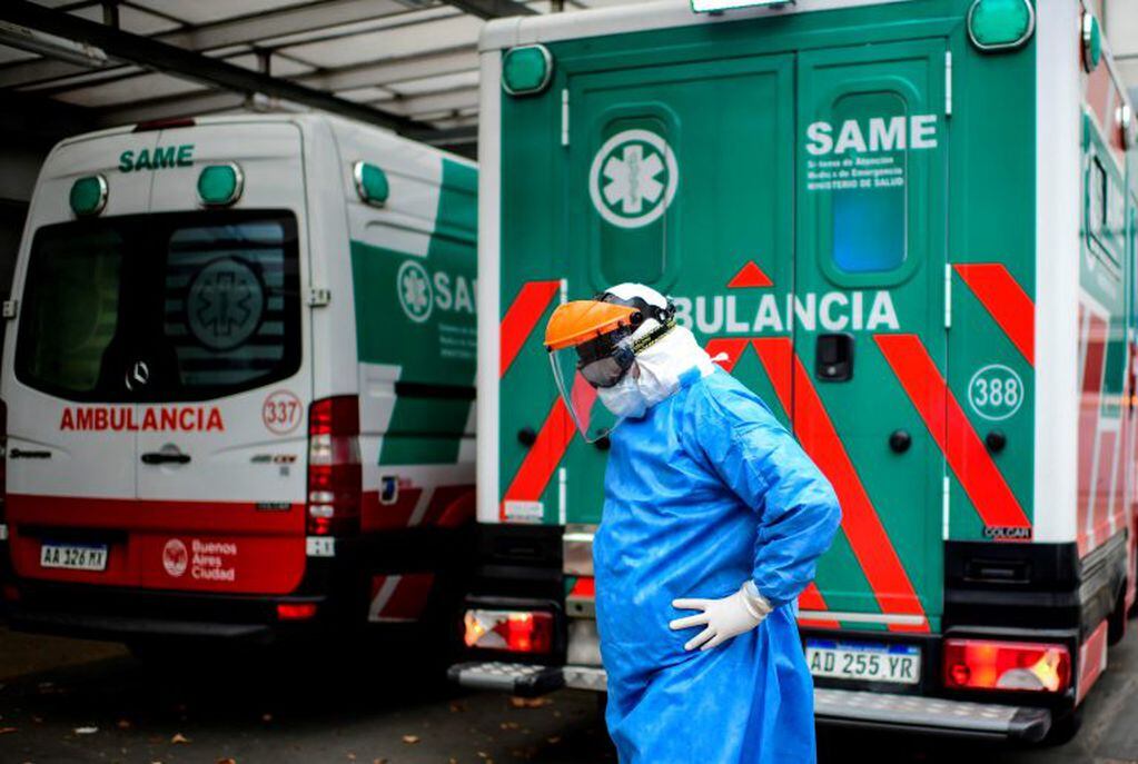 El médico Gonzalo Figueroa (Photo by RONALDO SCHEMIDT / AFP)