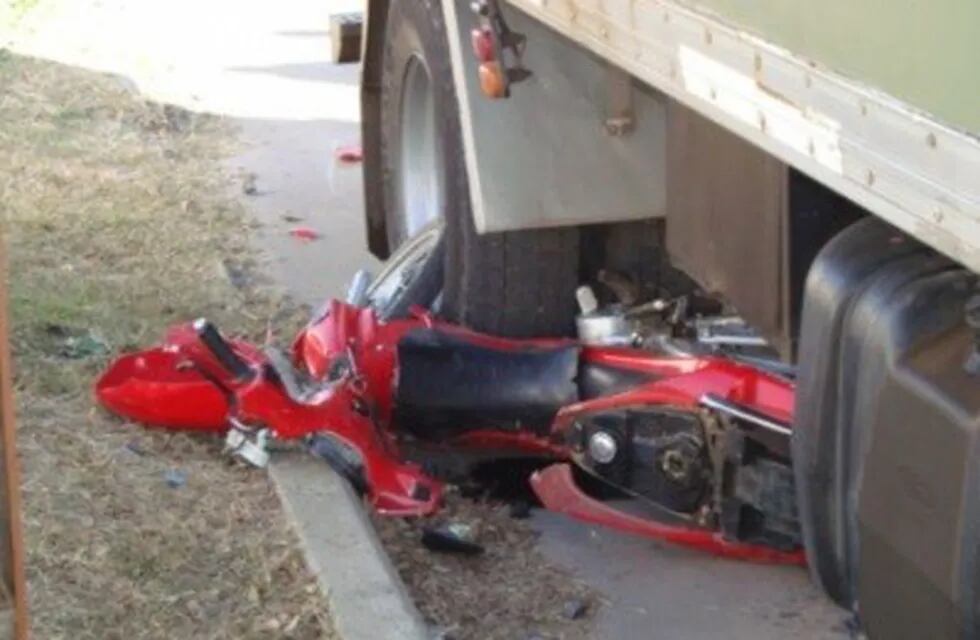 La joven que circulaba en moto debió ser hospitalizada, en tanto que el conductor del camión resultó ileso.