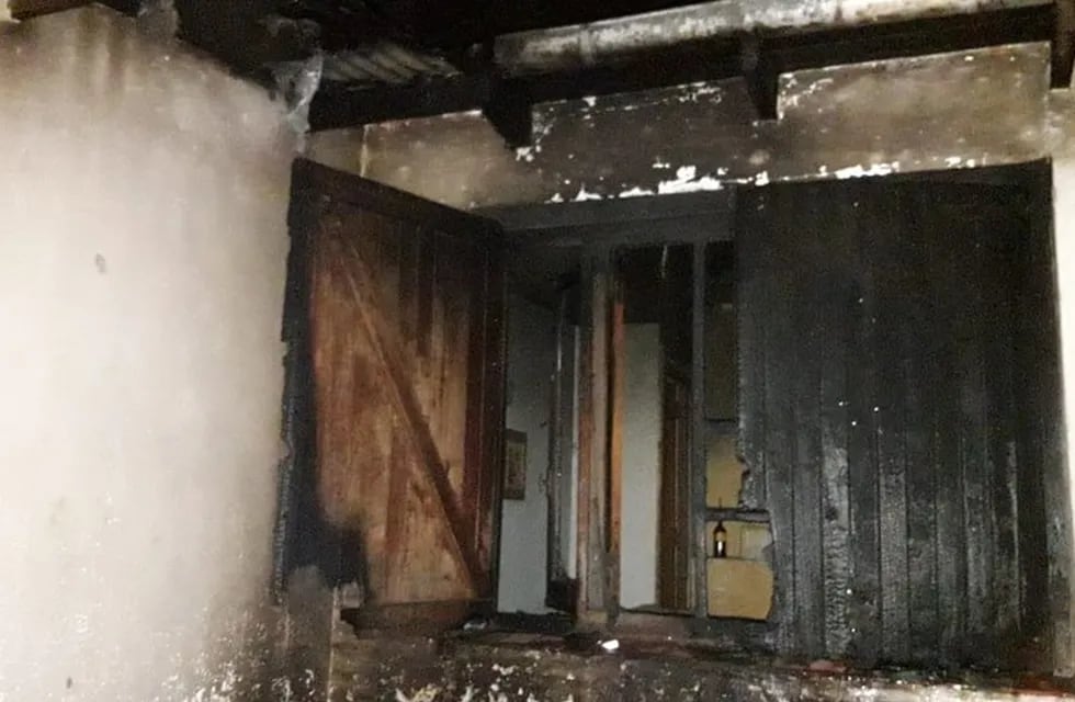 El incendio de un mueble en el patio de una casa afectó a la misma.