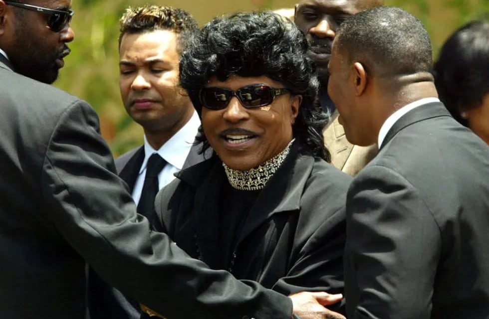 Los Angeles (United States), 19/06/2004.- (FILE) - US singer Little Richard, (C) is escorted after the funeral for singer Ray Charles at the First AME Church in Los Angeles, California, USA, 16 June 2004(reissued 09 May 2020). According to media reports on 09 May 2020, Little Richard has died at the age of 87 years. (Estados Unidos) EFE/EPA/FRANCIS SPECKER *** Local Caption *** 00214946