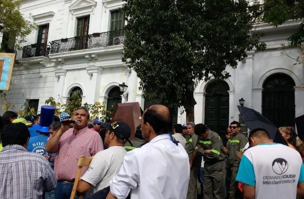 Los trabajadores del SOEM se congregaron frente a la Casa de Gobierno y arrojaron huevos.