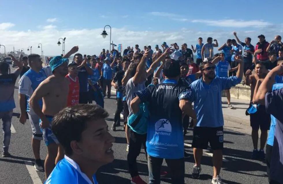 Hinchas de Estudiantes de Río Cuarto copan Mar del Plata.