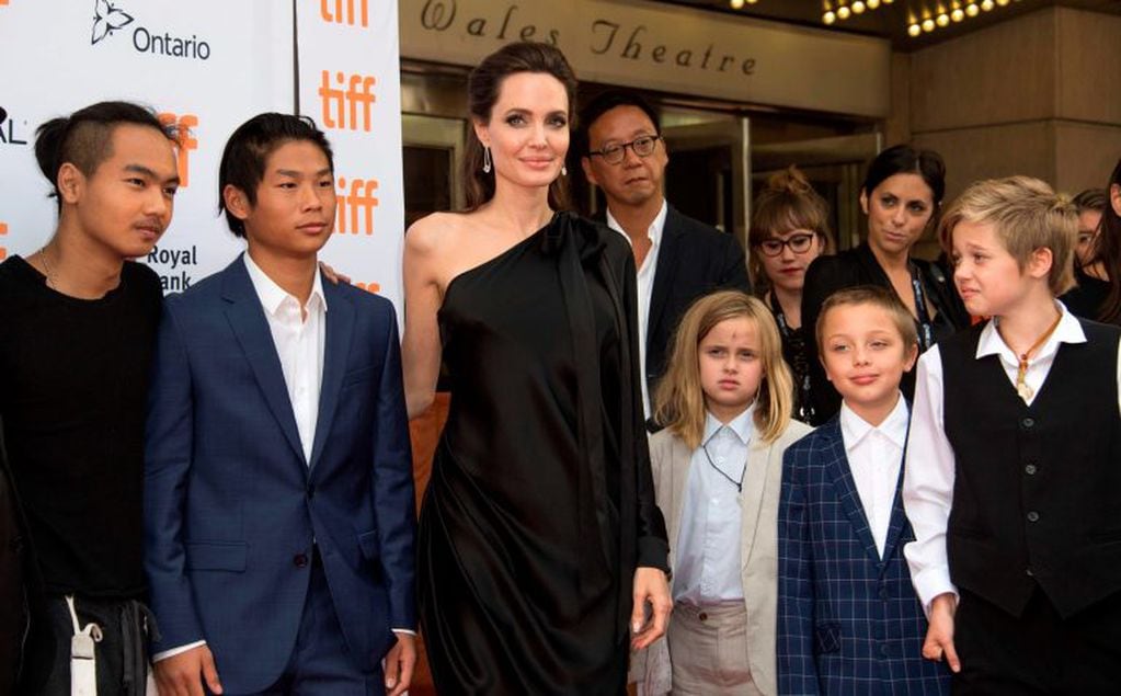 Tras el divorcio de la pareja, Jolie mantiene la custodia física de los niños, mientras que Pitt pide a la Justicia la custodia compartida.