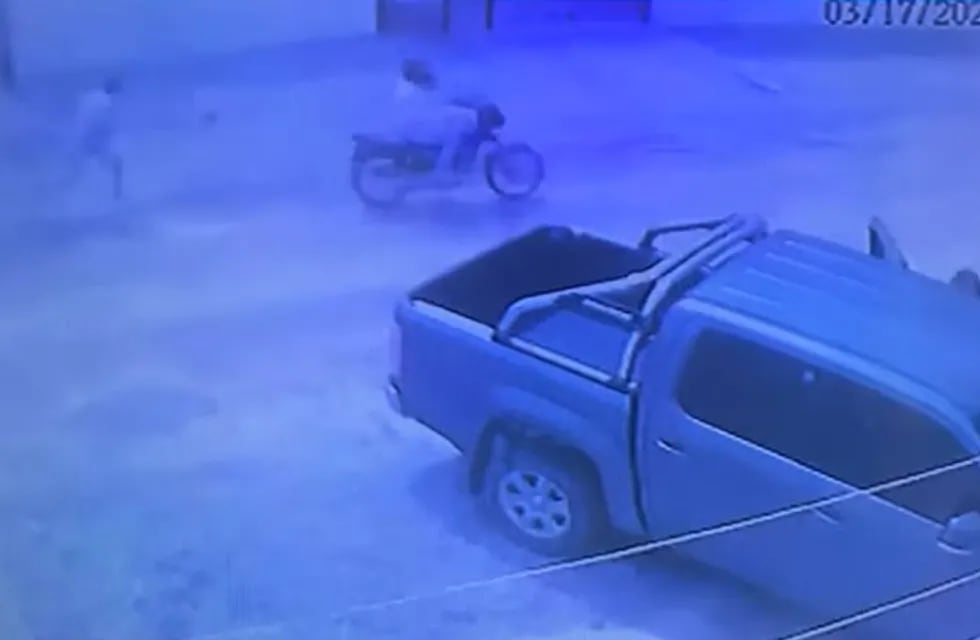 Intentaron robar a una mujer y sus hijos la defendieron (Captura video).