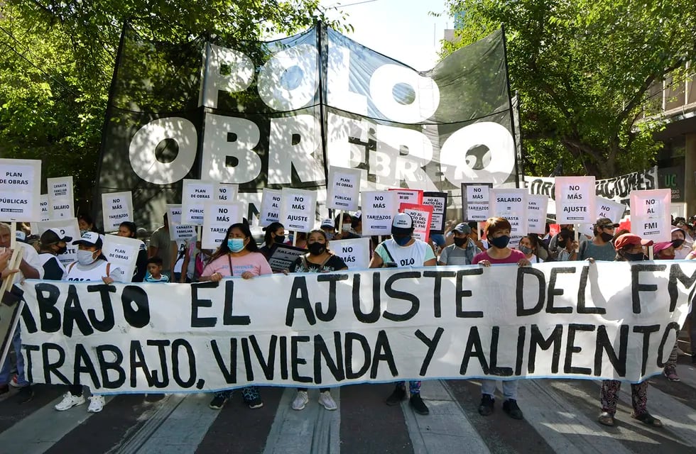 Imágenes de manifestantes reclamando por más trabajo y la negativa al acuerdo con el FMI.