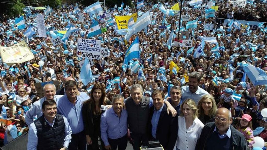 Macri encabezó la marcha del "Sí se puede"  junto a Cornejo y Suarez en Mendoza.