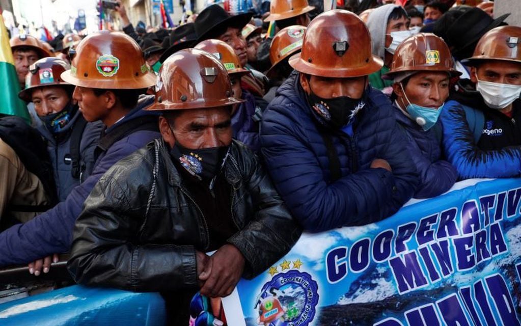 Mineros esperan frente al Congreso la asunción de Arce (Foto: AP Photo/Juan Karita)