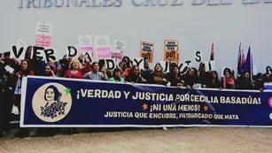 Protesta en Cruz del Eje, primer día del juicio por femicidio de Cecilia Basaldúa.