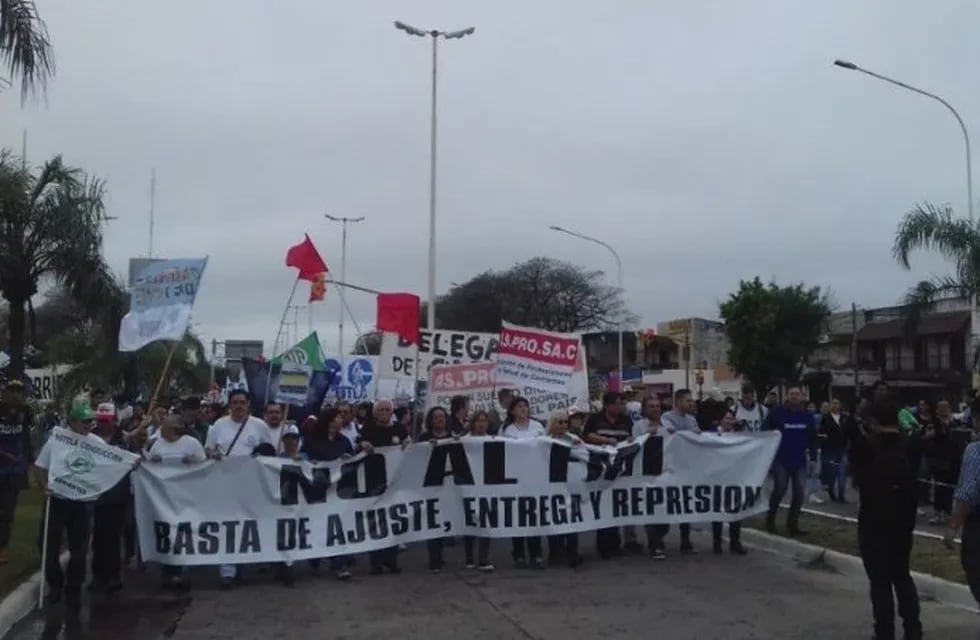 La columna de manifestantes avanza por la avenida 3 de Abril. (Foto: Corrientes Hoy)