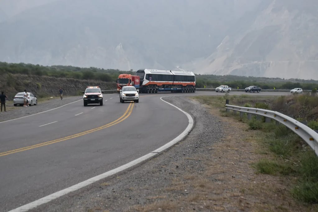 Los motores de los camiones carretones rugían a pleno en el ascenso por la empinada cuesta de Bárcena, en los últimos kilómetros antes de arribar al pueblo de Volcán.