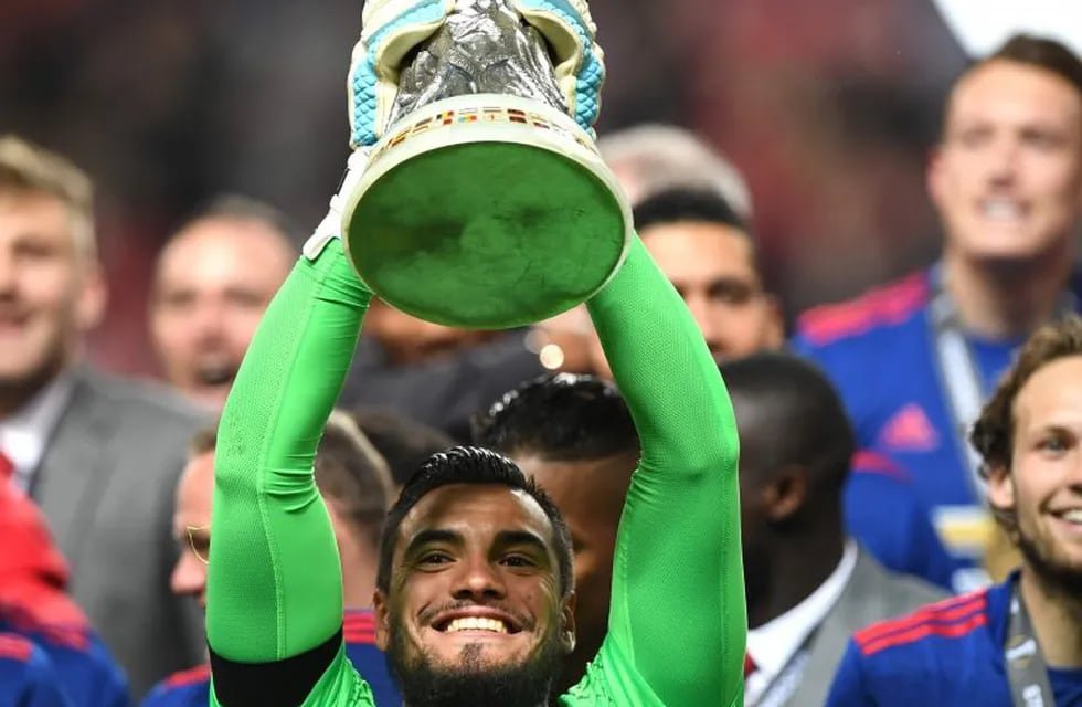 Manchester United's Argentinian goalkeeper Sergio Romero  poses with the trophy after during the UEFA Europa League final football match Ajax Amsterdam v Manchester United on May 24, 2017 at the Friends Arena in Solna outside Stockholm. / AFP PHOTO / Paul ELLIS