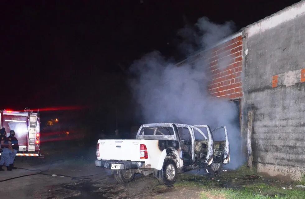 Incendiaron de manera intencional una camioneta Toyota Hilux