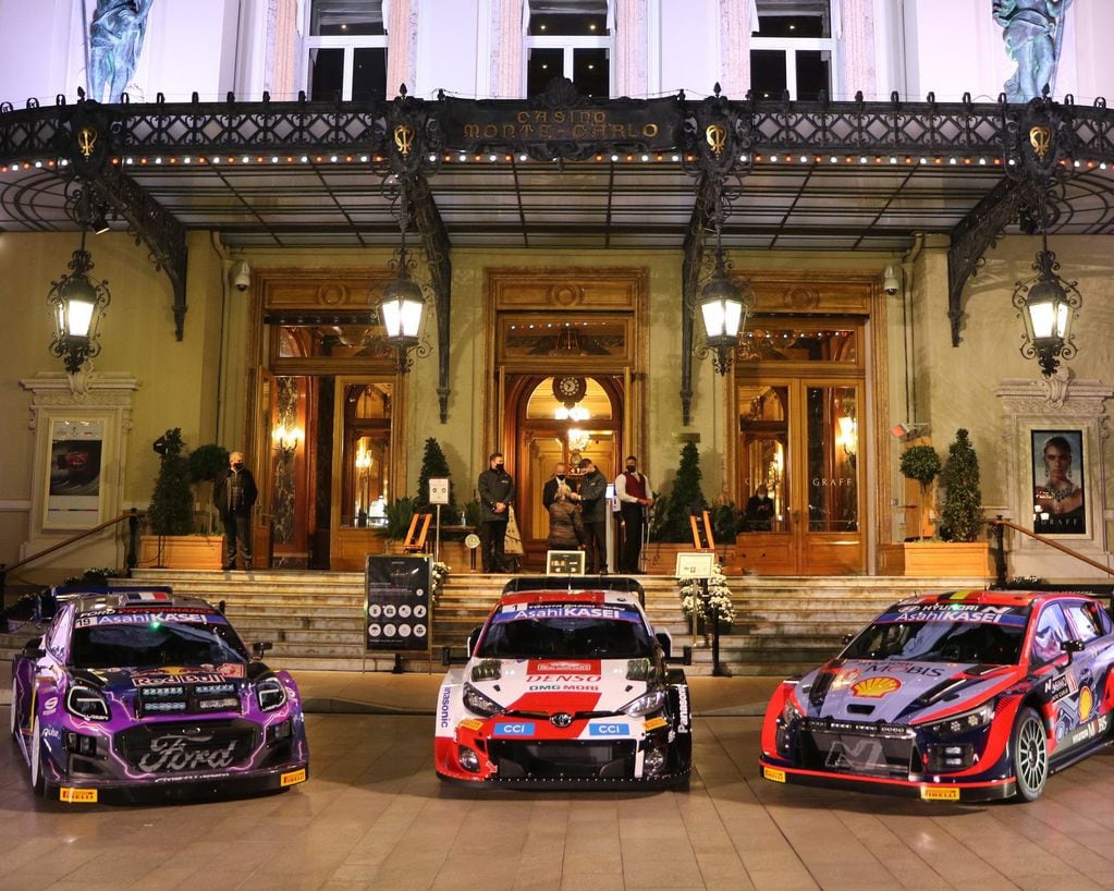 Los nuevos coches híbridos del WRC, en la Plaza del Casino de Mónaco, donde se larga la primera fecha del año, el 90° Rally de Montecarlo, evento número 150 del historial de la categoría. Desde la izquierda, el Ford Puma, el Toyota Yaris y el Hyundai i20N Coupé.