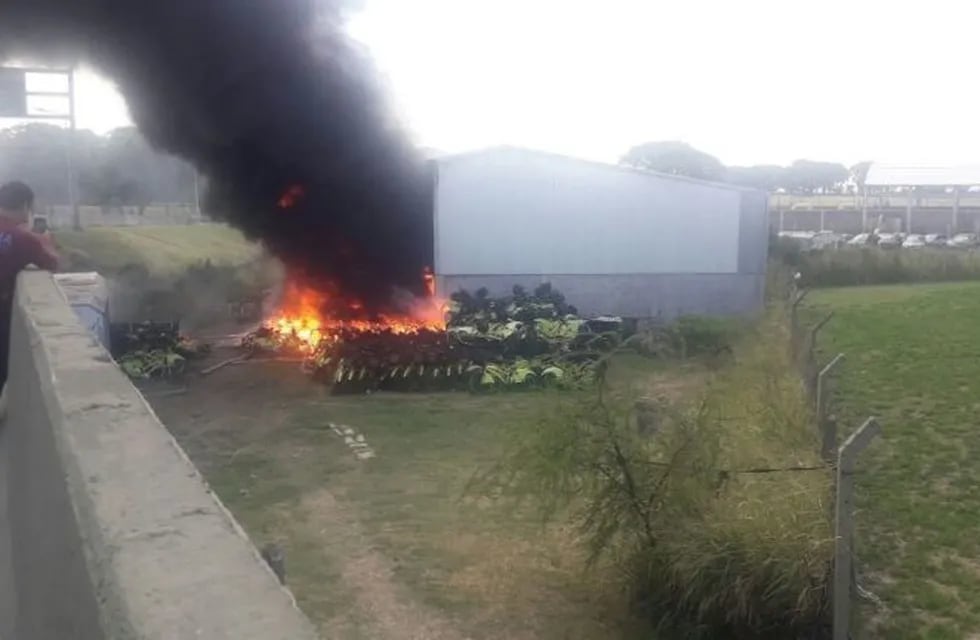 Incendio en un depósito de bicicletas a metros de Aeroparque. (Foto: @APTTA_)