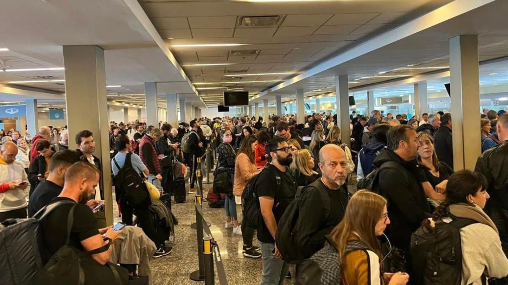 Mañana caótica en el aeropuerto de Ezeiza: sistema caído y la presencia de un “equipaje sospechoso”. / Foto: Gentileza