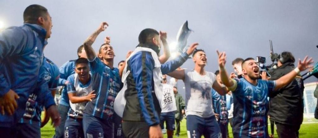 El festejo de los campeones, tras la serie de penales que el "Expreso Azul" ganó por 5-4.