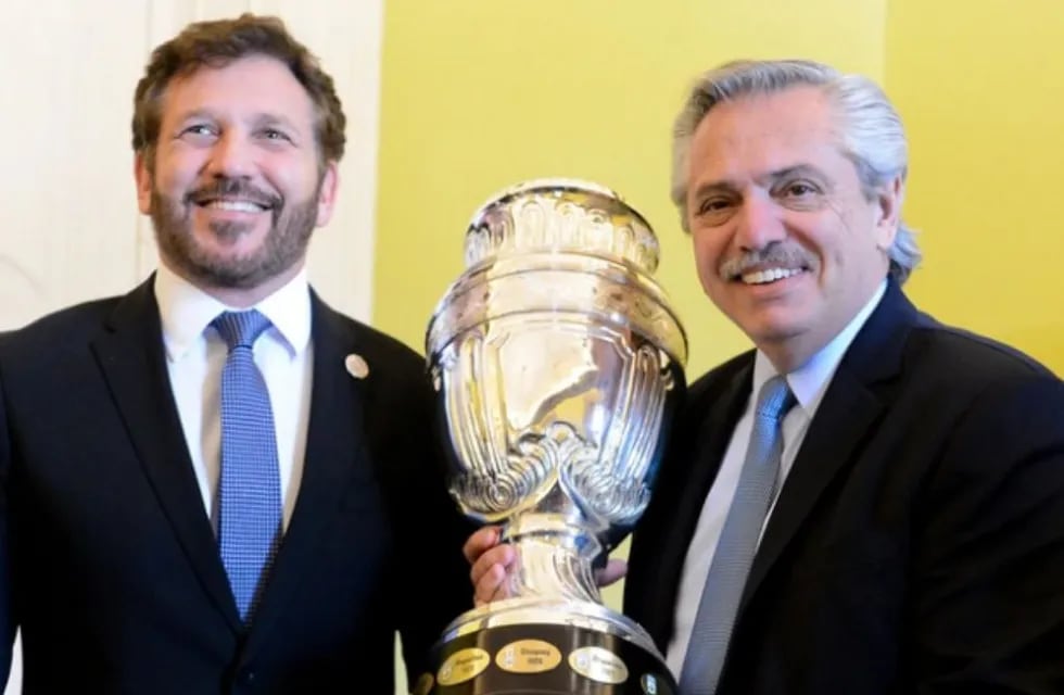 El presidente Alberto Fernández puso en duda la Copa América, mientras que el titular de la Conmebol, Alejandro Domínguez, aseguró que se jugarán con o sin público.