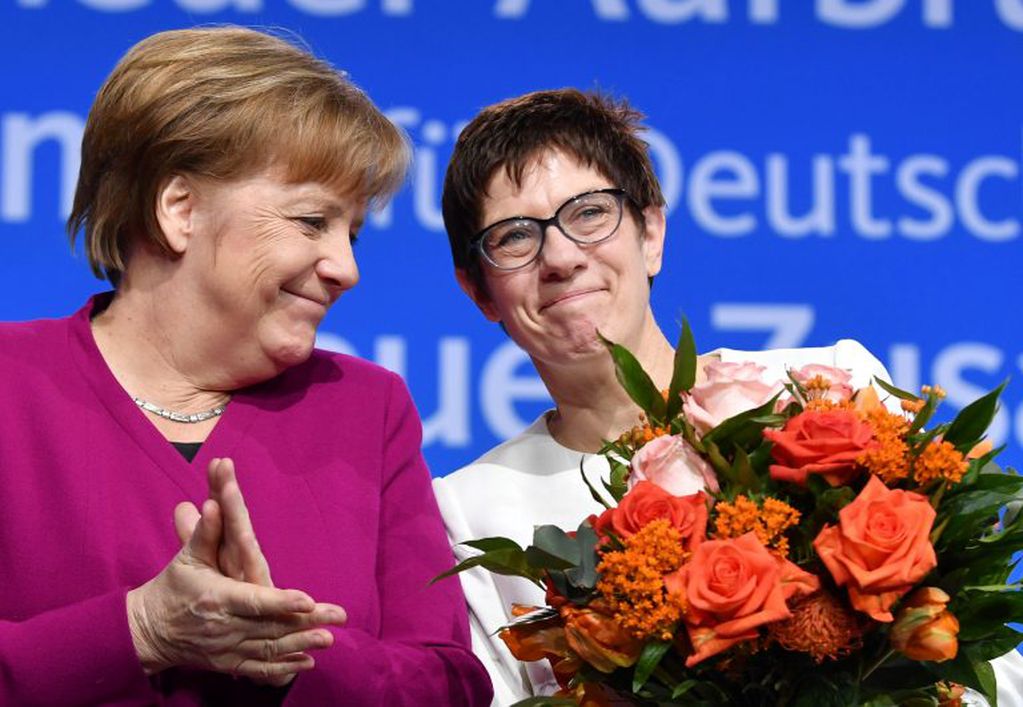 La canciller Angela Merkel (izq.) y la primera ministra del estado federado del Sarre, Annegret Kramp-Karrenbauer (DPA)