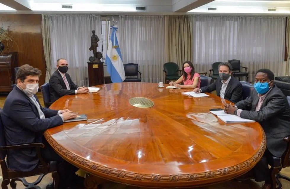 El Ministro de Economía, Martin Guzmán, acompañado por el representante argentino ante el FMI, Sergio Chodos, recibieron esta tarde a la delegación del FMI. (Foto: Prensa Economía)