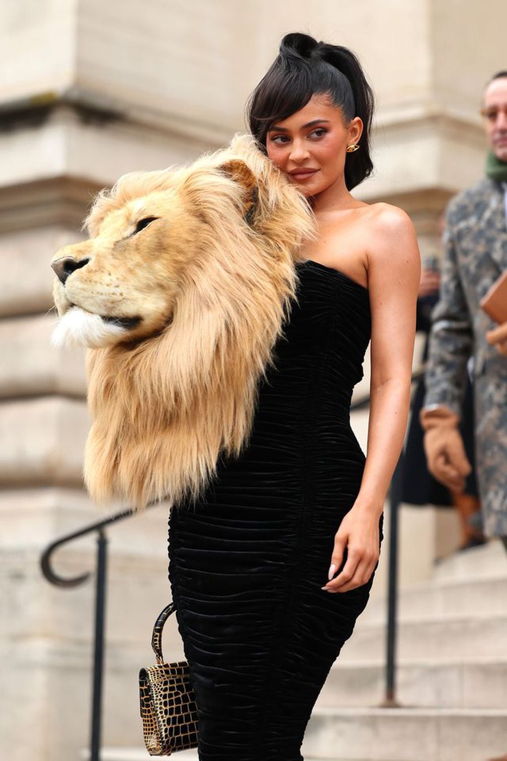 Kylie Jenner en un vestido negro estilo sirena con una llamativa cabeza de león (falsa)