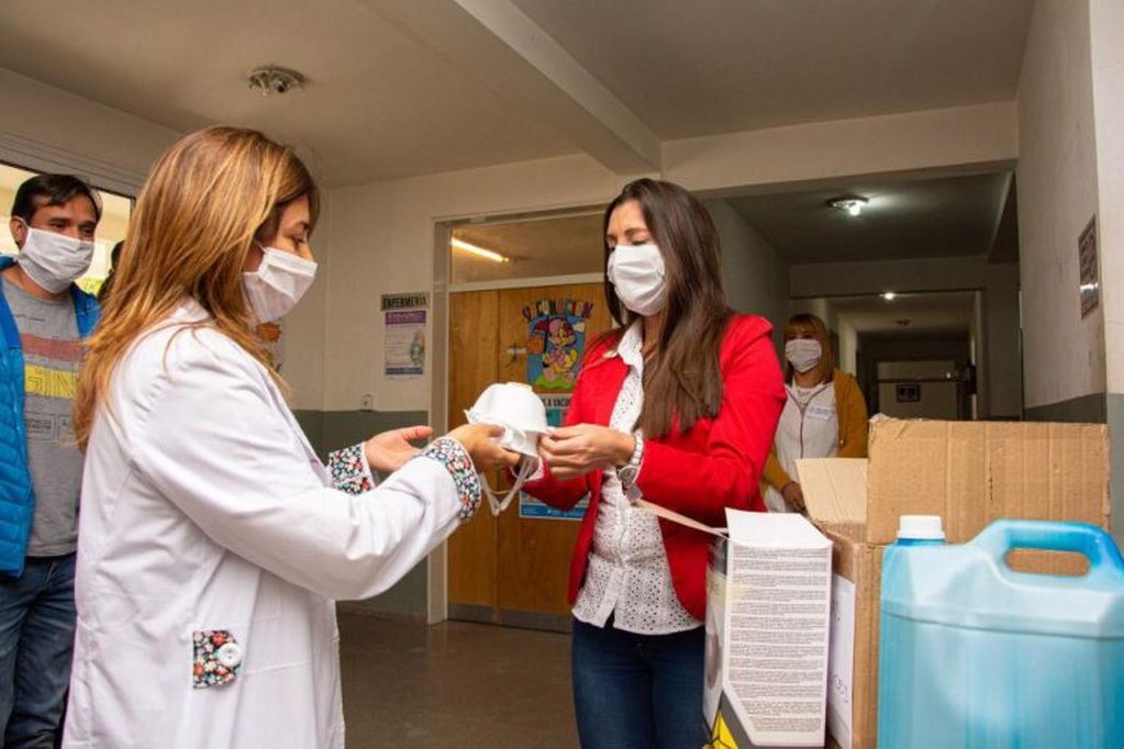 Florencia López entregó elementos sanitarios a Hospitales del interior provincial