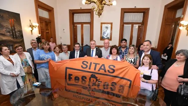 Jaldo posó con la bandera del gremio de SITAS, el sector de la salud que enfrentó a Alperovich y Manzur