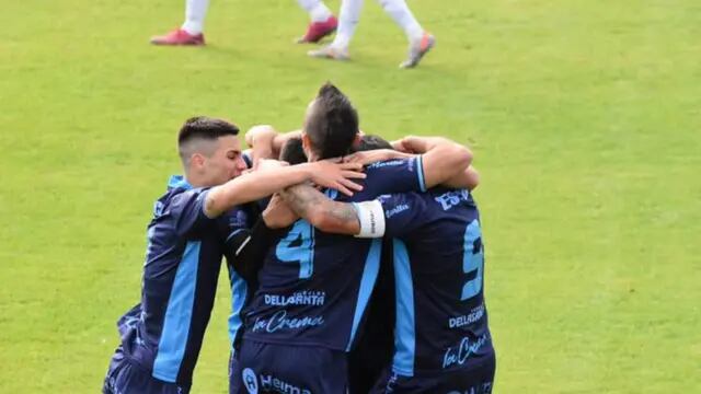 Los jugadores de Atlético celebran la victoria ante Independiente Rivadavia de Mendoza