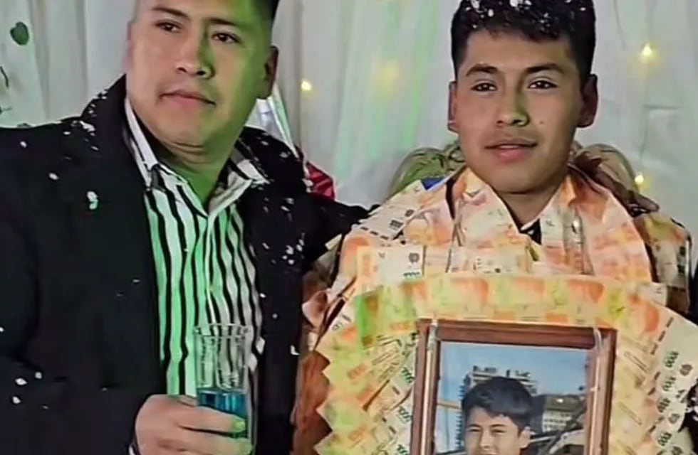 Lo vistieron con una toga de billetes de $1.000 por su cumpleaños de 18 y se volvió viral en TikTok.