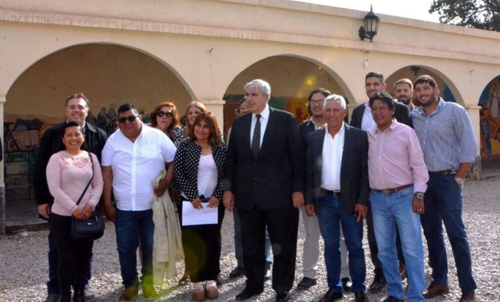 El vicegobernador Haquim (c) junto a Susana Prieto, la primera intendente de la nueva Municipalidad de Maimará, y demás referentes de Primero Jujuy.