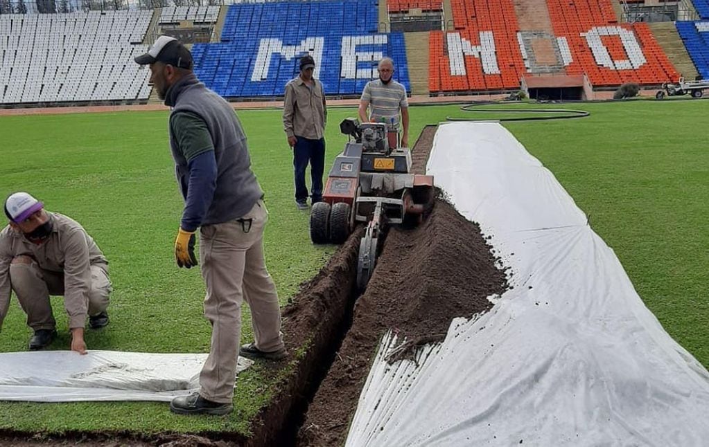 Trabajos en el sistema de riego del estadio Malvinas Argentinas.