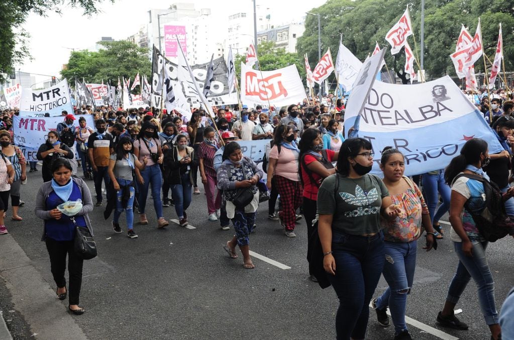 Organizaciones sociales cortan la avenida 9 de Julio en reclamo de más alimentos para comedores comunitarios. (Clarín)