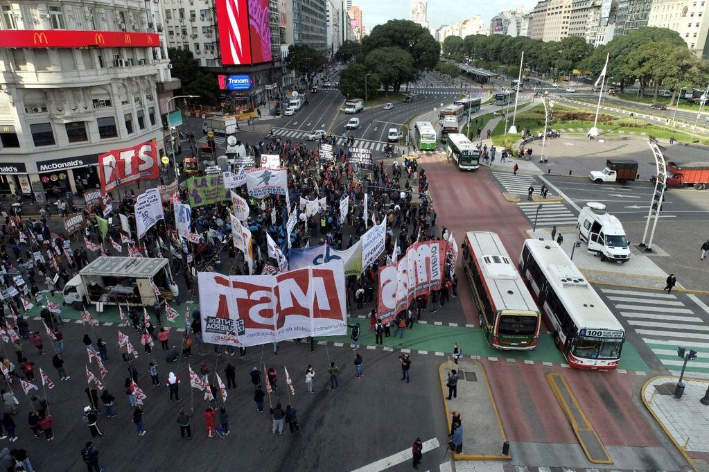 Organizaciones sociales de izquierda cortan el Obelisco porteño y marchan hacia el Ministerio de Trabajo. (Clarín)
