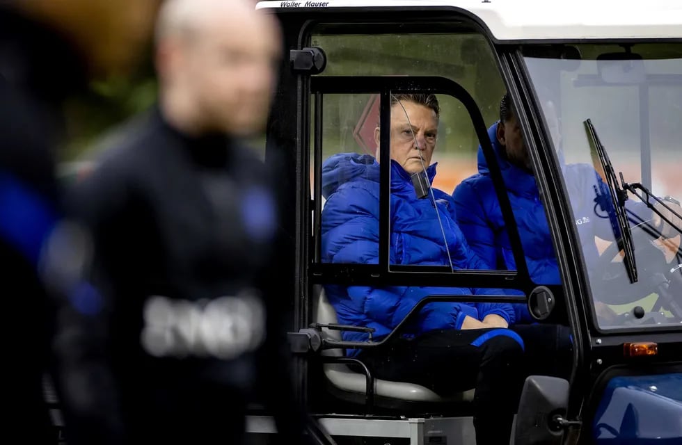 Louis Van Gaal sufrió un accidente pero acompañó a la selección de Países Bajos antes del duelo ante Noruega.