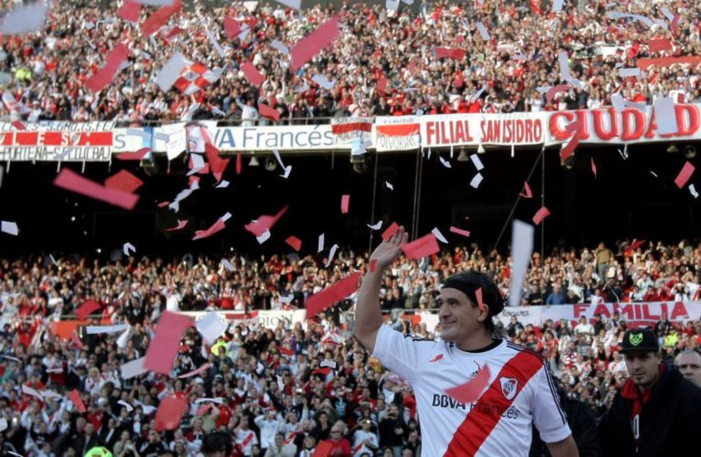 El jujeño Ariel "El Burrito" Ortega tuvo su partido despedida del fútbol profesional
en el estadio Monumental el 13 de julio de 2013. Una multitud acudió al homenaje al ídolo del club de Núñez. (DYN)