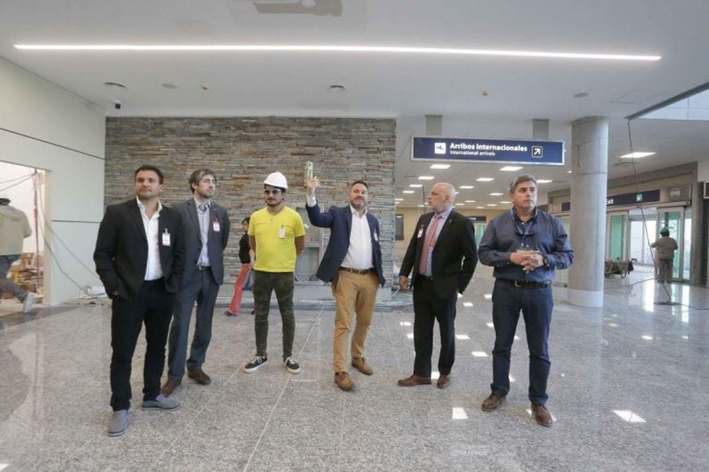 El ministro y el secretario de turismo, Federico Posadas y Diego Valdecantos, en recorrida por las nuevas instalaciones del aeropuerto de Jujuy, junto a ejectuivos de la línea aérea Norwegian, que el viernes comenzará a operar en la provincia.