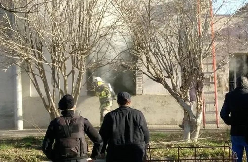 La vivienda ubicada sobre Guido Spano se prendió fuego por la mañana. (Abel Córdoba)
