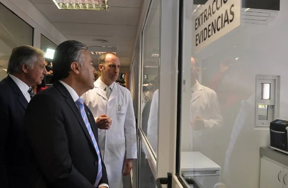 El doctor Miguel Marino, encargado del Laboratorio de Genética Forense, le explica al gobernador Alfredo Cornejo, cómo funciona el sistema.