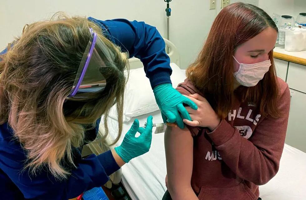 VACUNAS. Argentina todavía no dispone de fórmulas para vacunar a menores de 18 años. (AP)