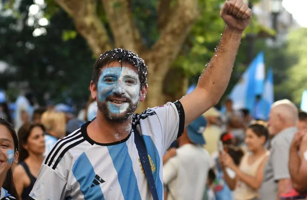 Festejos en el Patio Olmos por el pase de la selección Argentina a la final (Javier Ferreyra / La Voz)
