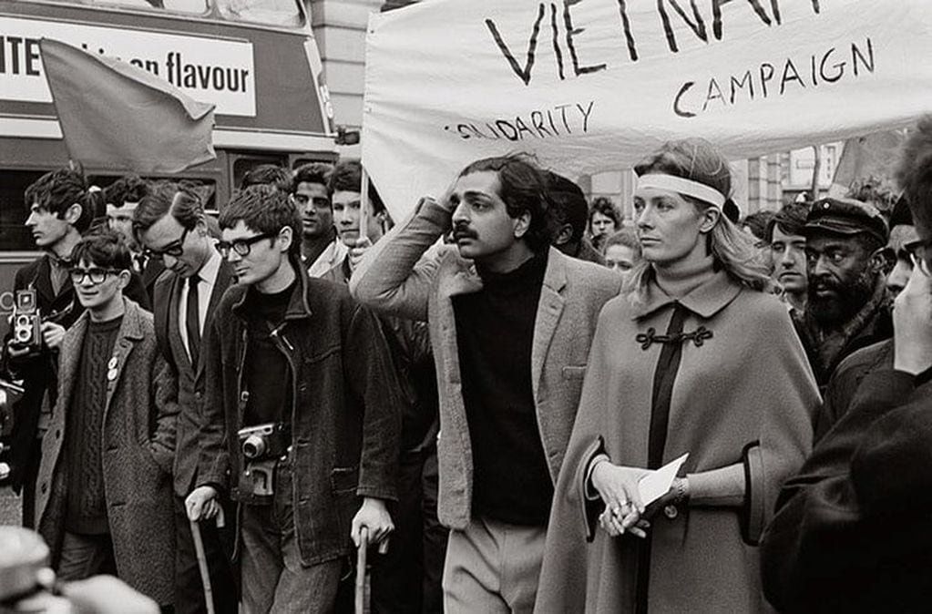 Hawking marchando con Vanessa Redgrave y Tariq Ali contra la guerra de Vietnam - Londres, 1968