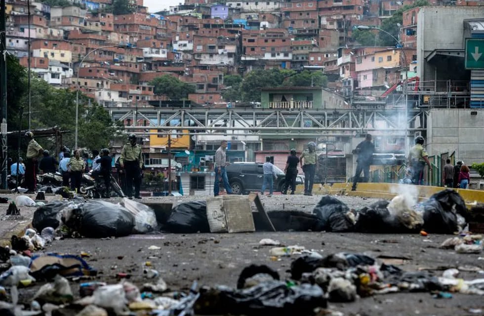 TOPSHOT - View of a street blocked with garbage bags during a protest against Venezuelan President Nicolas Maduro in Caracas, on May 2, 2017.nVenezuelan President Nicolas Maduro called for a new constitution Monday as he fights to quell a crisis that has led to more than a month of protests against him and deadly street violence. The opposition slammed the tactic as a 