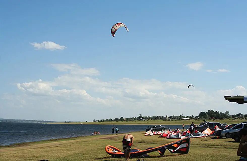 El grave episodio con el entrenador de kitesurf ocurrió en el Lago Los Molinos.