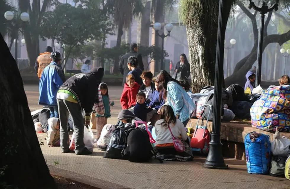 Asisten a personas en situación de calle a causa del frío en Posadas (Vía País)
