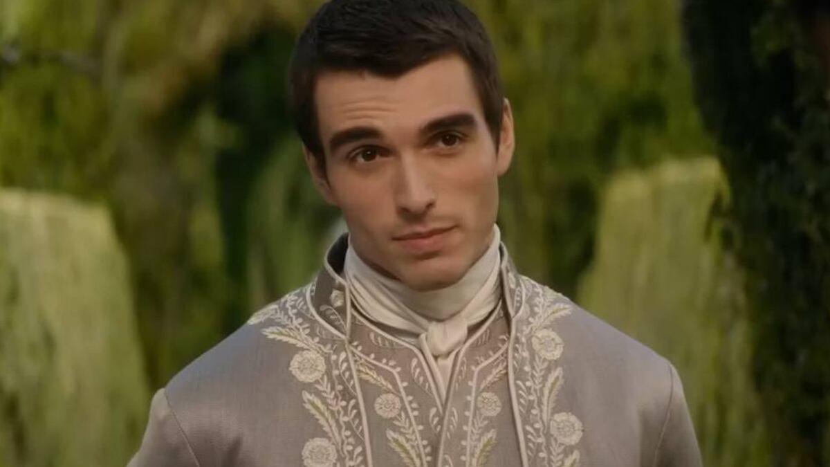 Quién es Corey Mylchreest, el joven “Rey Jorge III” de La reina ...