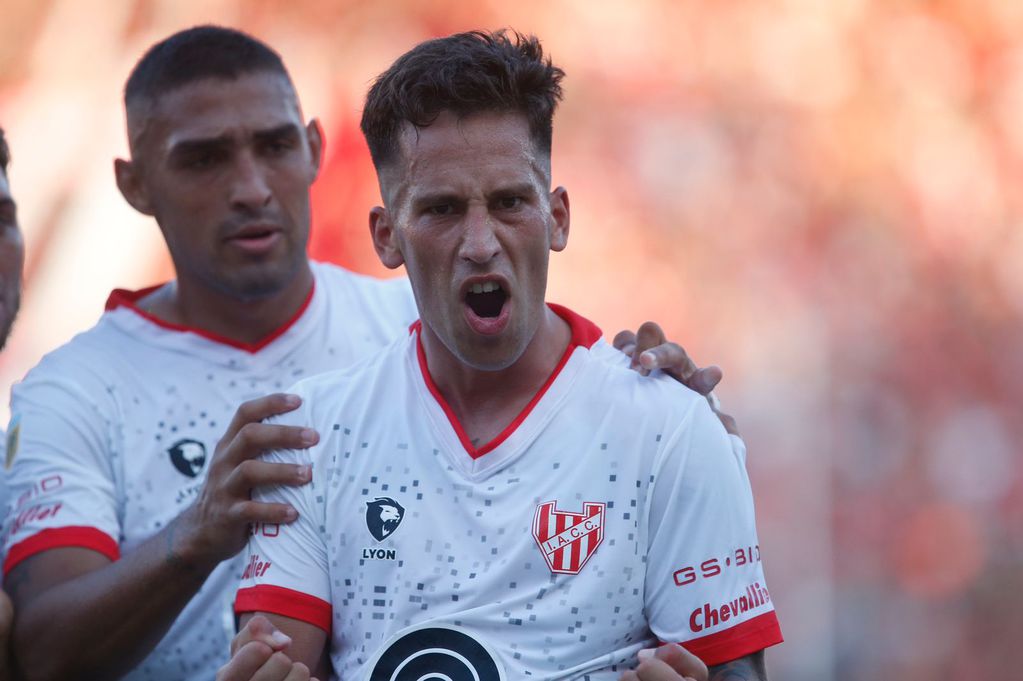 Nicolás Linares y su boca llena de gol para el empate de Instituto ante Independiente en Avellaneda