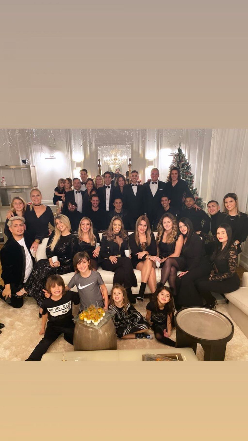 La foto final con todos los invitados al cumpleaños de Wanda Nara (Foto: Instagram/ @wanda_icardi)